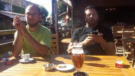 Pendant que les pilotes sont sur les spéciales ... nous ont se prélassent en terrasse ...